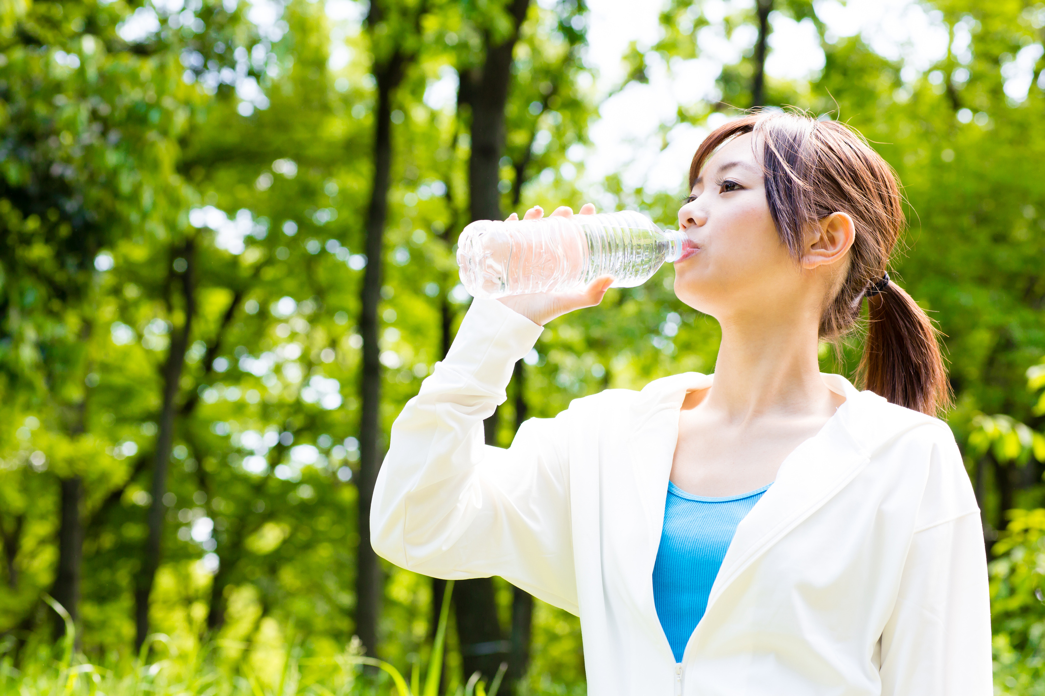 飲ん 乾く 水 でも 喉 くだらない質問かもしれないのですが、お茶を飲むとすぐに喉がかわきま