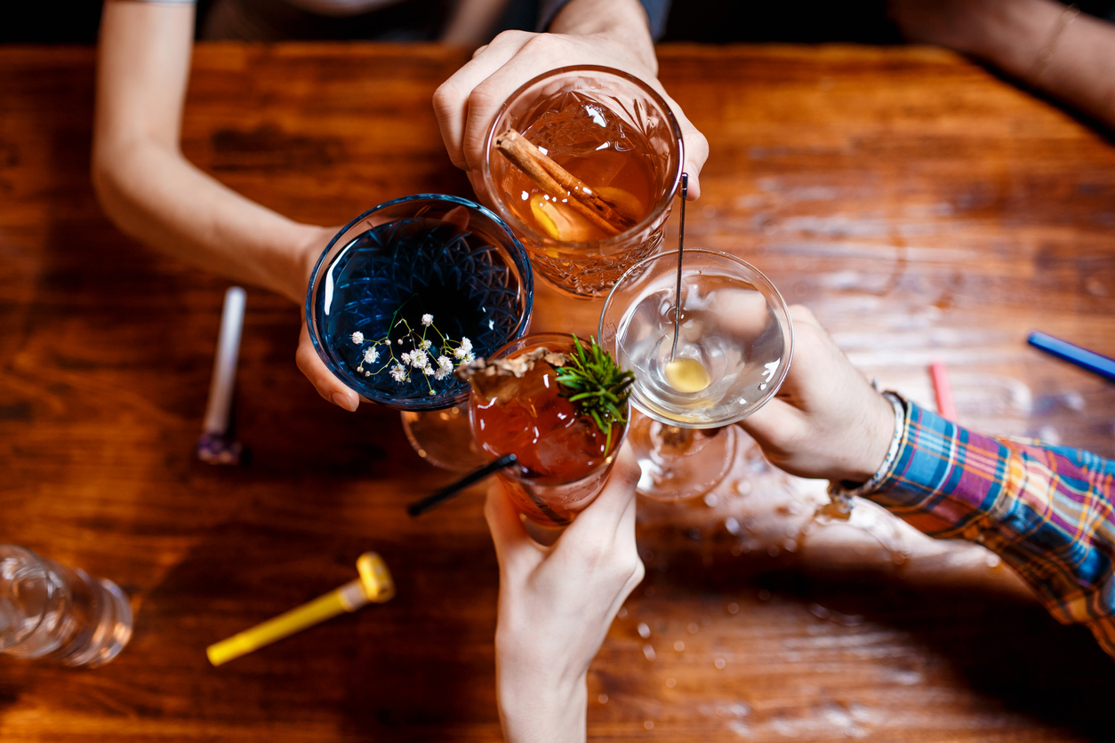 電解水素水でお酒を楽しもう お酒を飲むときの電解水素水の使い方 水と健康の情報メディア トリム ミズラボ 日本トリム