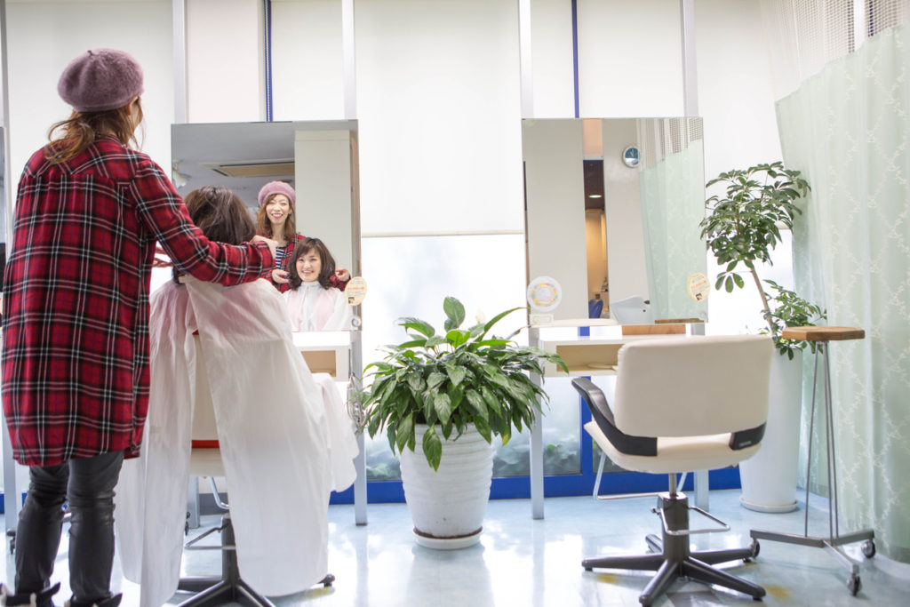 美容院ってどんな場所？理容室（床屋）との気になる違い | 水と健康の