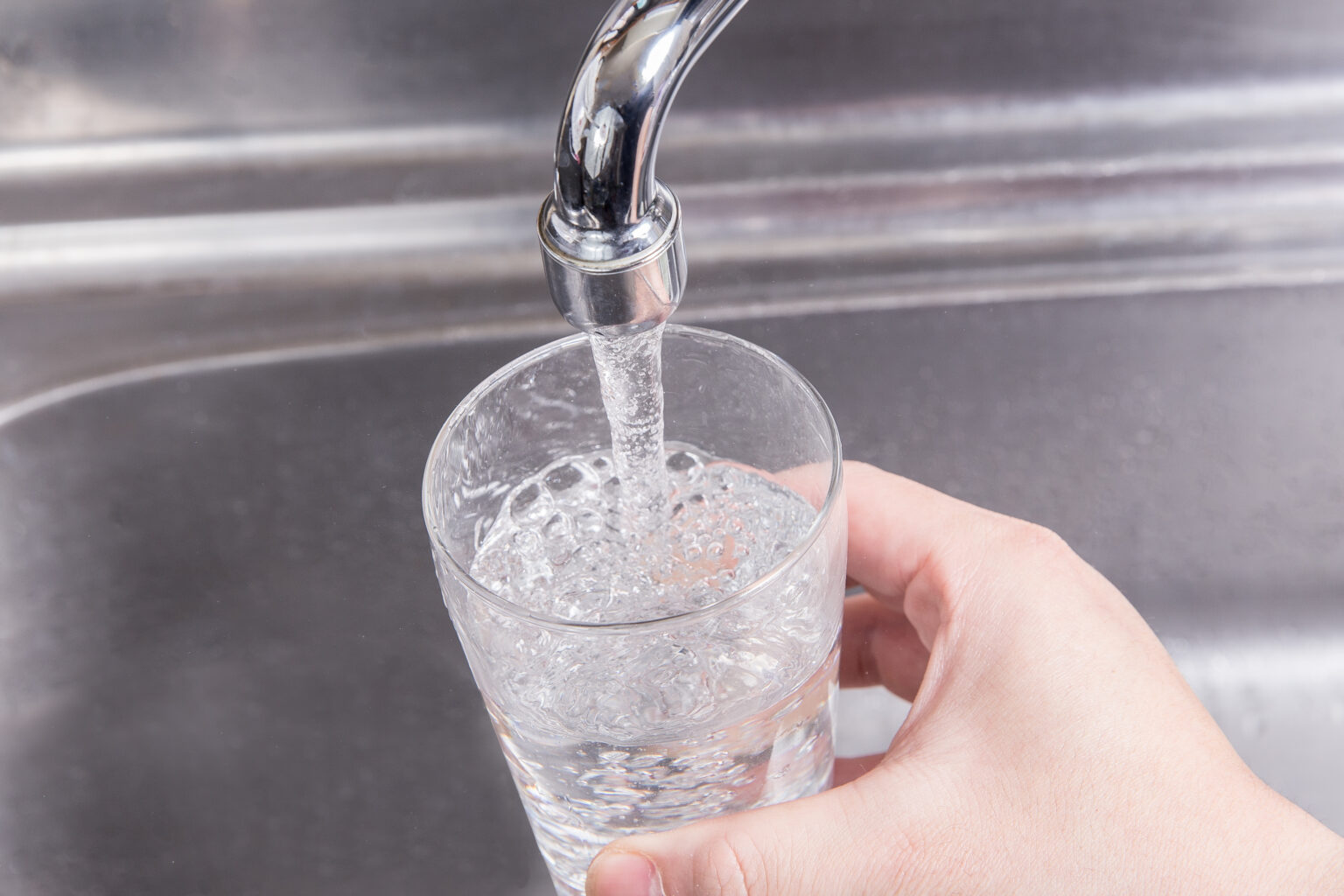 水道水のにおいがおかしいときの原因と対策 水道水のにおいがおかしいときの原因と対策