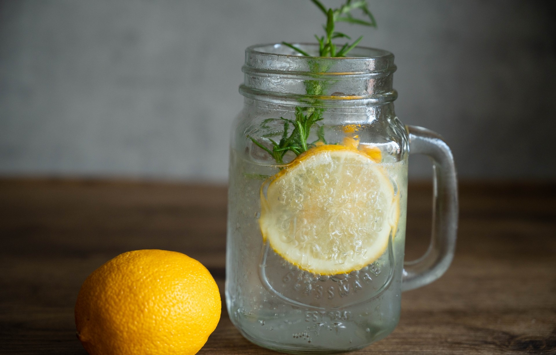 カルキ抜きで水道水を美味しく 家庭で簡単にできるカルキ抜き 水と健康の情報メディア トリム ミズラボ 日本トリム