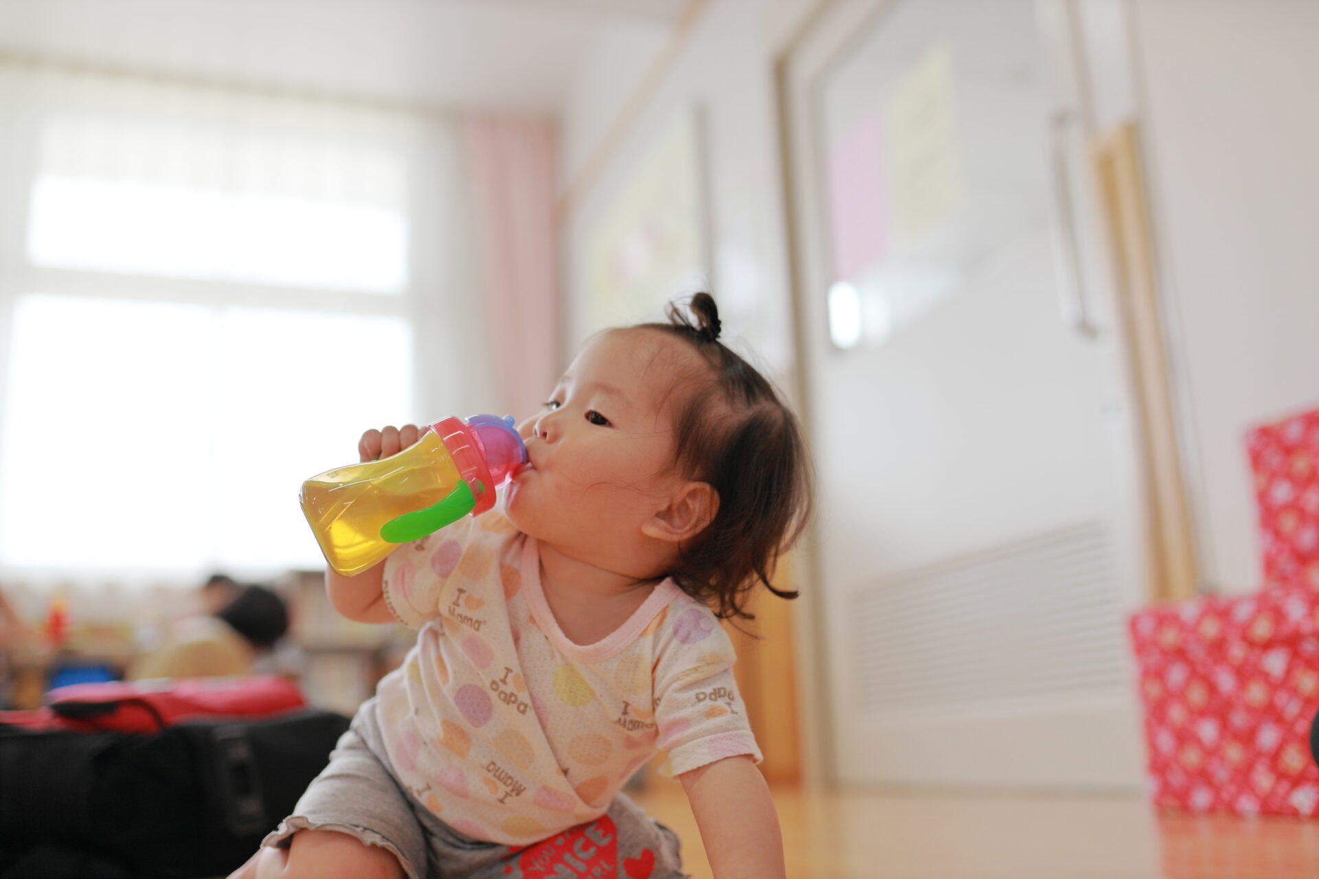 赤ちゃんへの正しい水分補給法は 最適な飲み物やタイミングについて解説 水と健康の情報メディア トリム ミズラボ 日本トリム