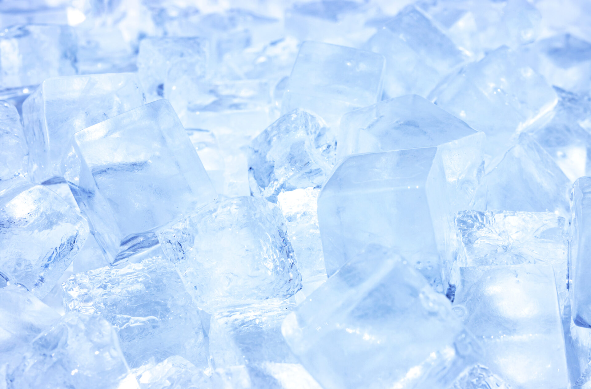 きれいな氷の作り方とは ミネラルウォーターでフラワーアイスキューブを作ろう 水と健康の情報メディア トリム ミズラボ 日本トリム